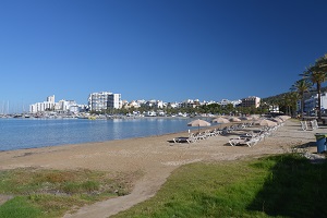 Les deux stations balnéaires animées d'Ibiza : Sant Antoni et Eivissa
