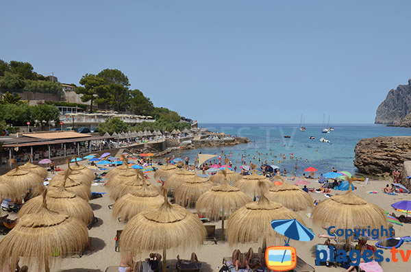 Parasols sur la plage de la Cala Molins - Cala Sant Vicenc
