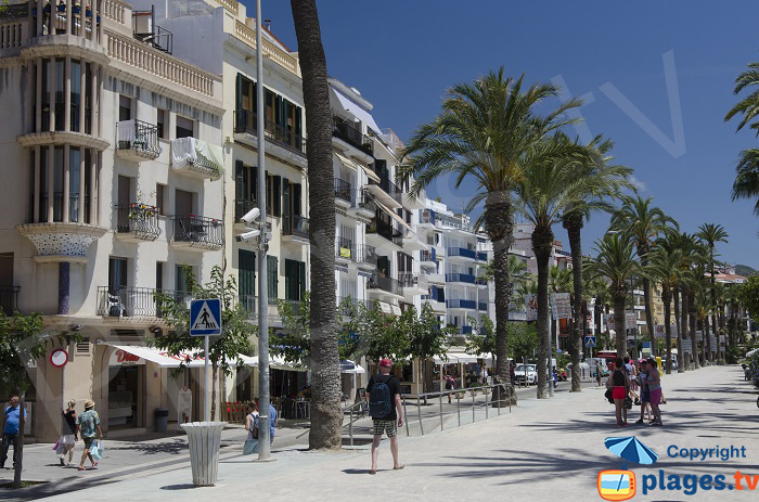 Promenade à Sitges le long de la mer