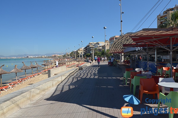 Promenade piétonne le long de la plage à Es Arenal