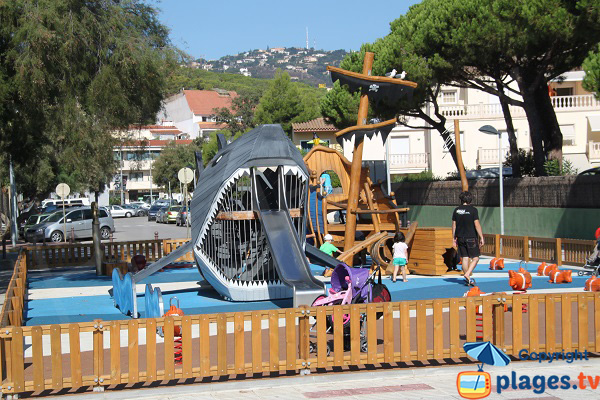 Jeux pour les enfants à proximité de la plage de Platja d'Aro