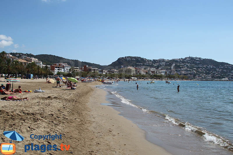 Main beach of Roses in the direction of Cadaques