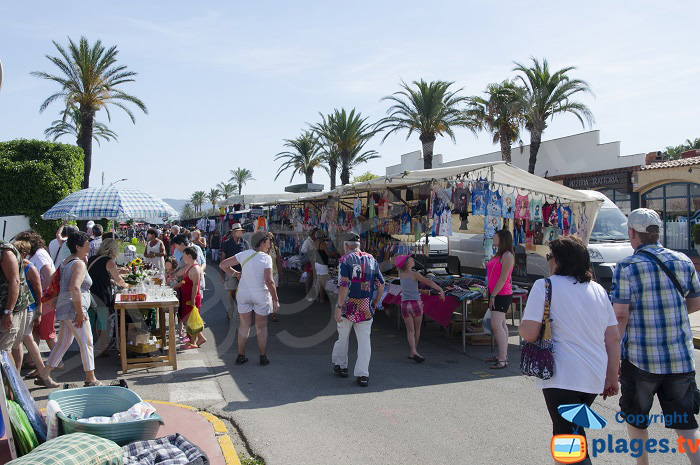 Marché à côté de la plage d'Empuriabrava