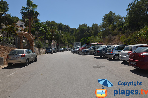 Parking de la plage de la Barraca à Xabia en Espagne