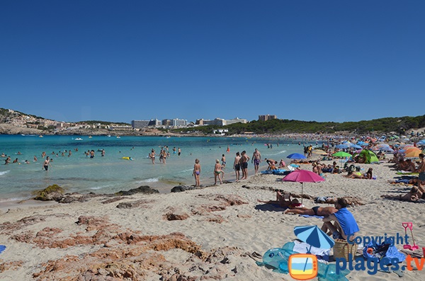 Grande plage dans le nord est de Majorque