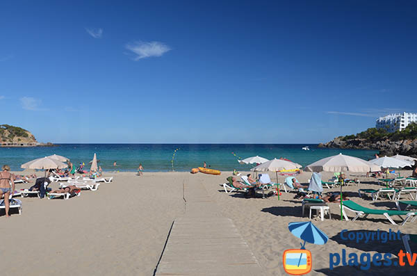 Accès sur le sable dans la cala Llenya - Ibiza