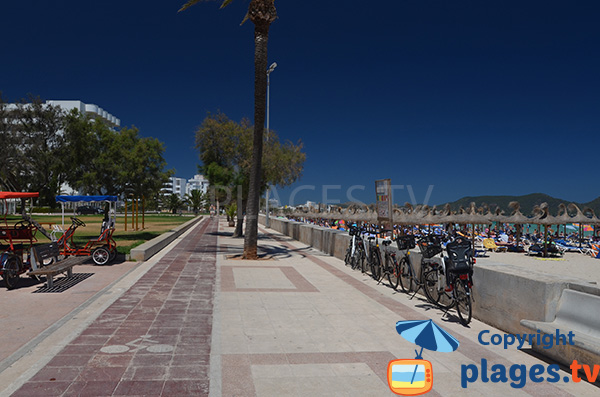 Promenade en front de mer à Cala Millor
