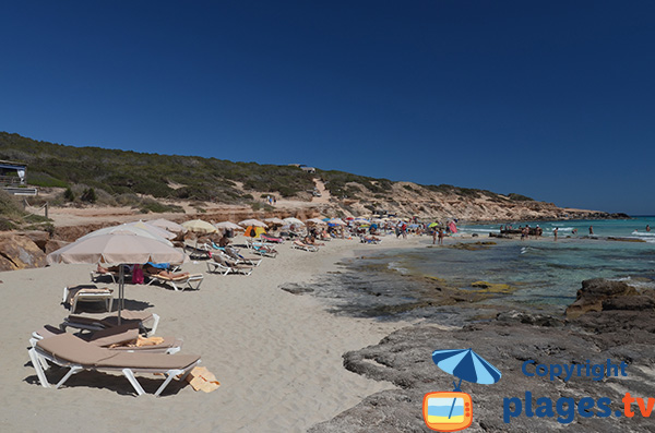 Chaises longues à louer sur la plage Calo d'Es Mort à Playa Migjorn - Formentera