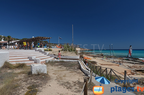 Esplanade de la plage Copinyar à Playa Migjorn - Formentera