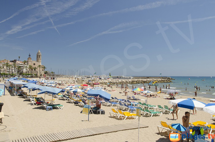 Plage et l'église de Sitges - Espagne