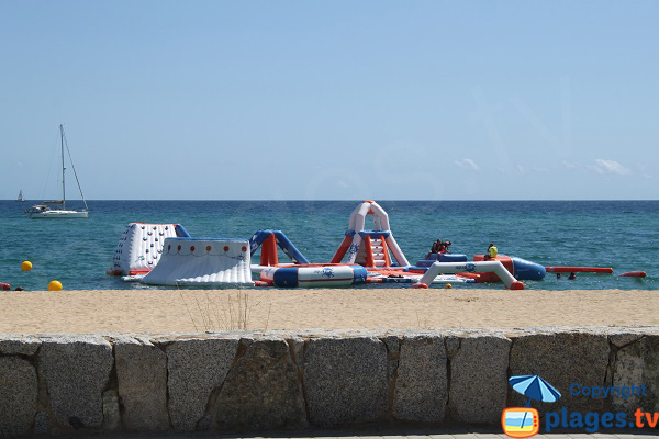 Jeux flottants sur la plage d'El Varador à Mataro