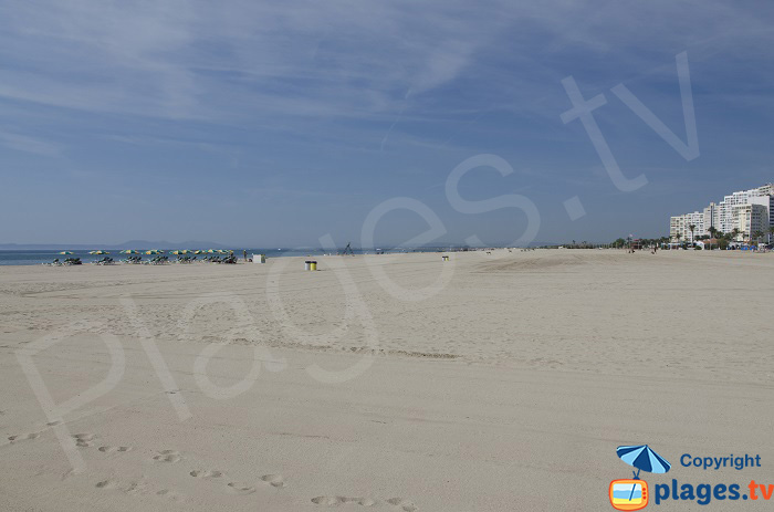 Beach of Empuriabrava at the downtown level