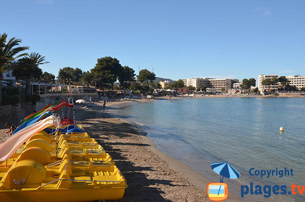Pédalos sur la plage d'Es Canar - Ibiza