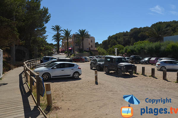 Parking de la plage Es Figueral à Ibiza