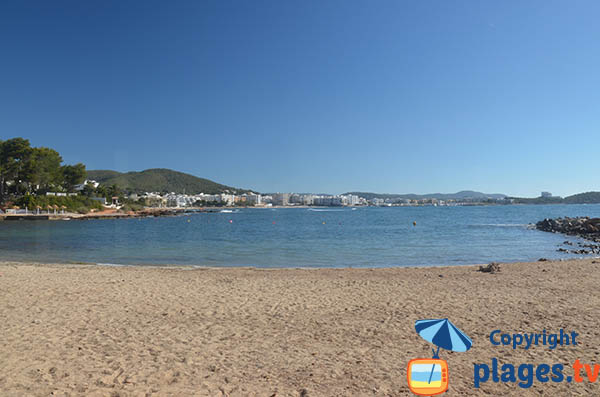 Plage protégée dans la baie de Santa Eulalia - Ibiza