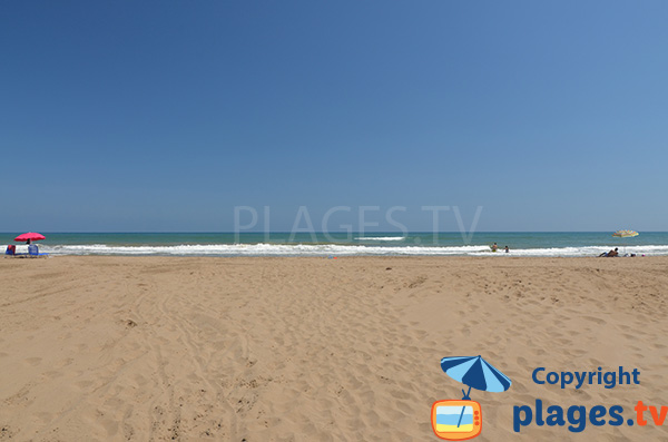 Grande plage de sable dans le delta de l'Ebre - Espagne