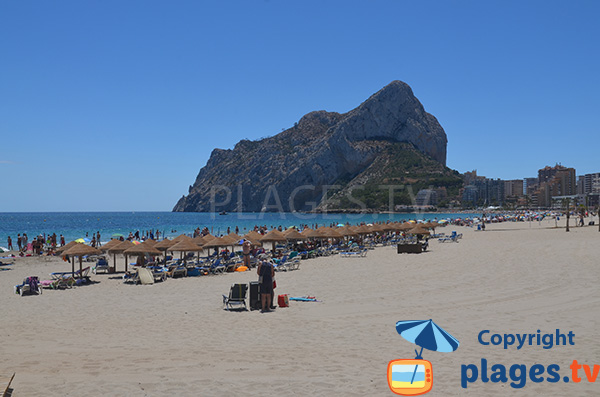 Photo de la plage du Levante à Calpe avec le rocher Penon de Ifach - Espagne