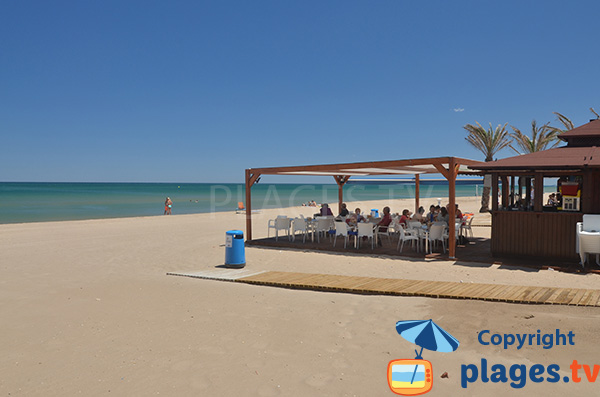 Restaurant sur la plage de Mareny de Barraquetes en Espagne