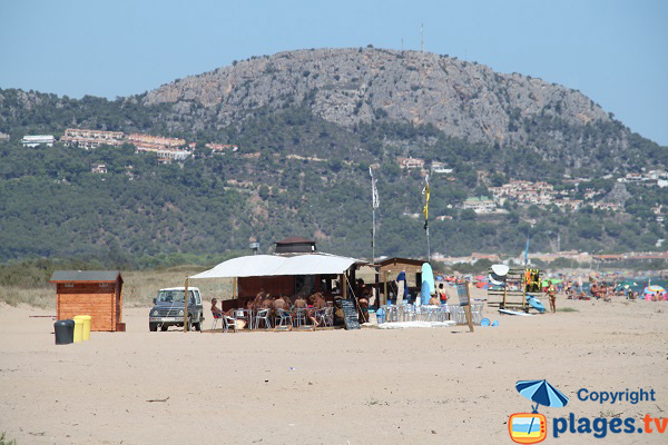 Bar sur la plage de Mas Pinell en Espagne