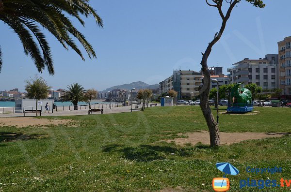Pelouses et aire de jeux à côté de la plage d'Ostende - Castro Urdiales