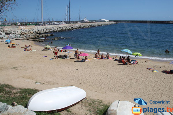 Photo of the beach next to the port of Mataro