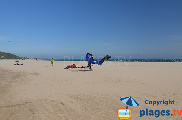 Kitesurfeurs sur la plage de Valdevaqueros à la Punta Paloma - Tarifa