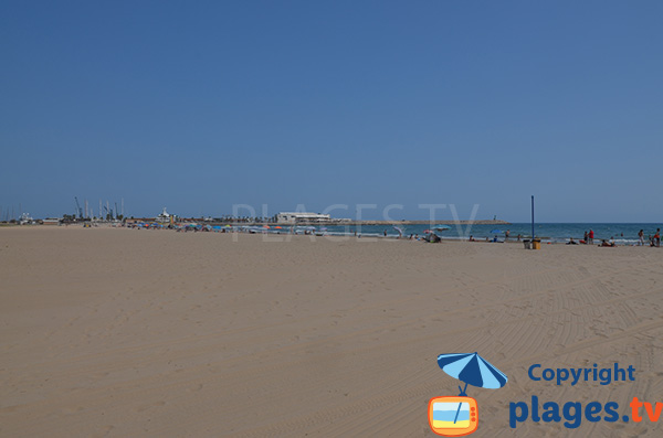 Grande plage de sable dans le centre de Vilanova i Geltru - Espagne