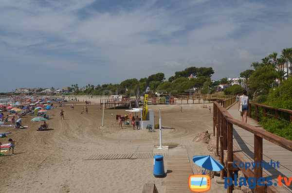 Accès à la plage de Romana à Alcossebre en Espagne