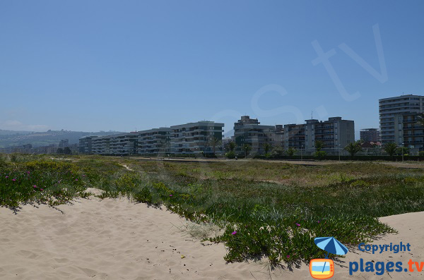 Dunes et immeubles de la plage de Salve à Laredo - Espagne