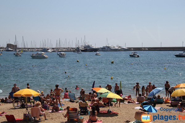 Beach and port of Sant Feliu de Guixols