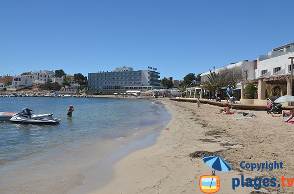 Plage à Ibiza dans la baie de Talamaca